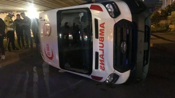 Otobüsle çarpışan ambulans yan yattı: 3 yaralı