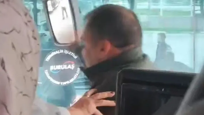 Otobüste yumruklu kavga kamerada