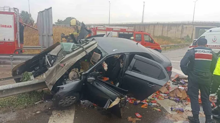 Otomobil bariyerlere saplandı 1'i ağır 2 kişi yaralandı