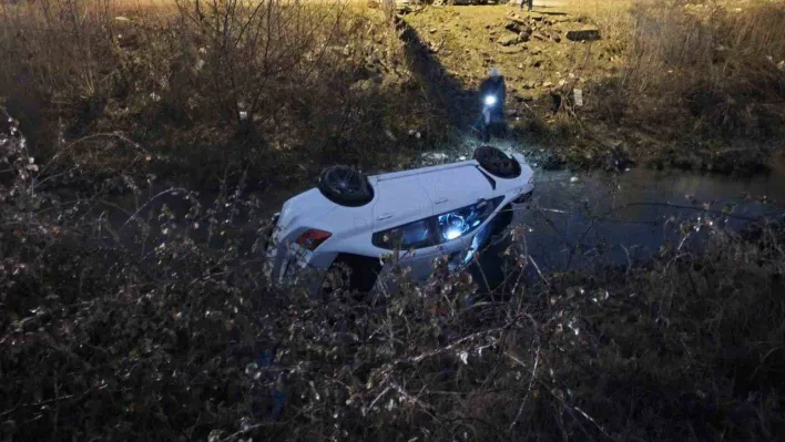 Otomobil dere yatağına uçtu: 2 yaralı