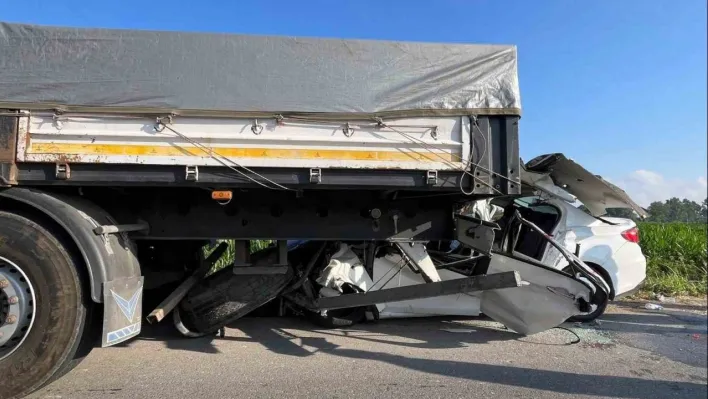 Otomobil, emniyet şeridindeki tıra ok gibi saplandı: 1 ölü, 1 yaralı