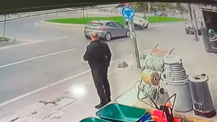 Otomobil refüje çıktı, kavşaktan dönerek yoluna devam etti