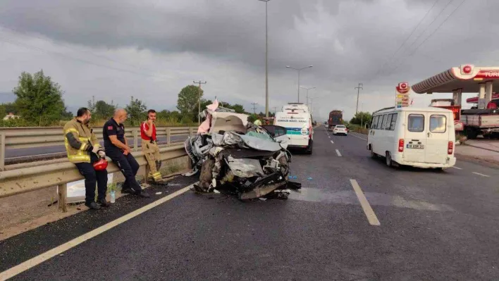 Otomobil sürücüsü tıra böyle çarptı: 1 kişi öldü, 3 kişi yaralandı