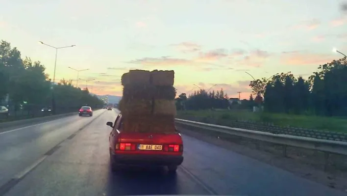 Otomobil üzerinde saman balyaları taşıdı