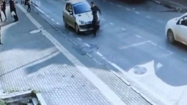 Otomobilin çarptığı adam metrelerce savruldu