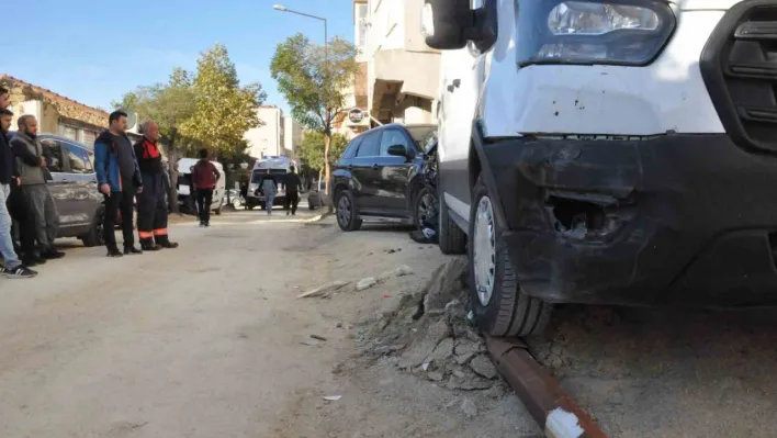 Otomobilin çarptığı kamyonet aydınlatma direğini devirdi: 2 yaralı