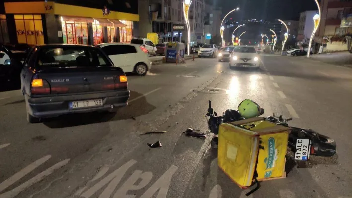 Otomobilin çarptığı motosiklet sürücüsü yaralandı