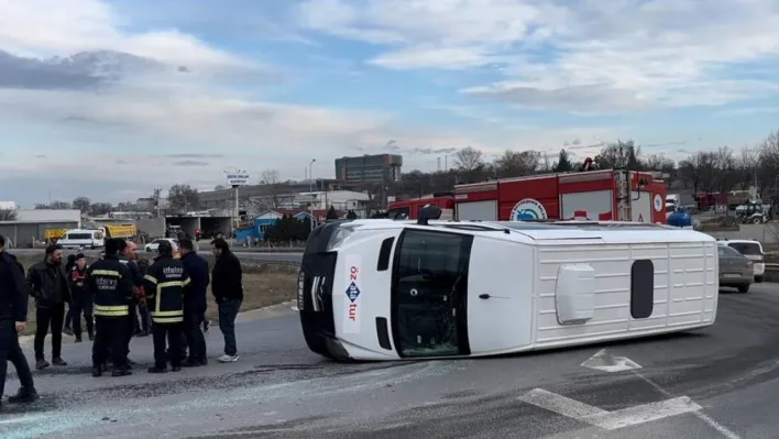 Otomobilin çarptığı servis minibüsü devrildi: 2 yaralı