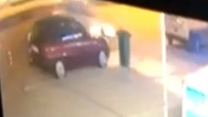 Otomobilin kayarak park halindeki bir araca çarptığı kaza kamerada