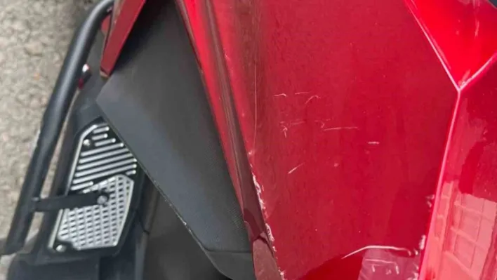 Otomobilin park halindeki motosiklete çarptığı kaza kamerada