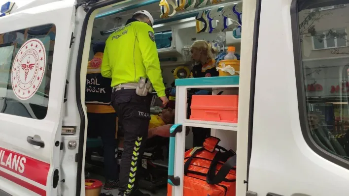 Otomobilin sıkıştırdığı motosiklet sürücüsü yaralandı