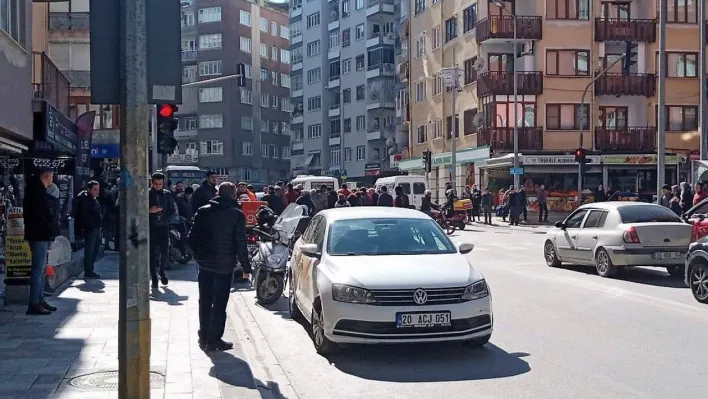 Otomobille çarpışan motosikletli kurye ağır yaralandı