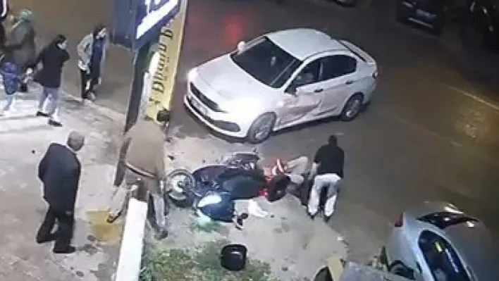 Otomobille motosikletin çarpıştığı kaza kamerada