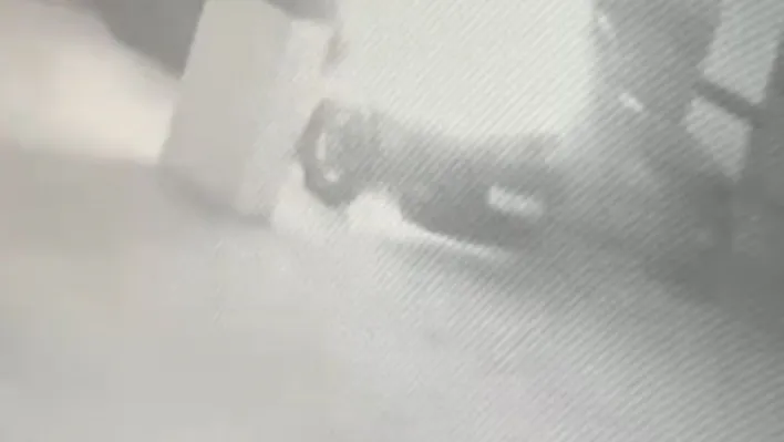 Otoparkta park halinde bulunan araç alev alev yandı