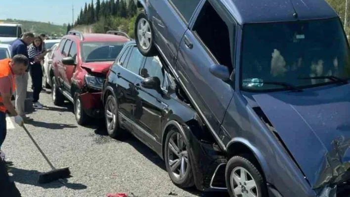 Otoyolda 9 araçlı zincirleme kazada ilginç görüntü: Araçlar üst üste çıktı