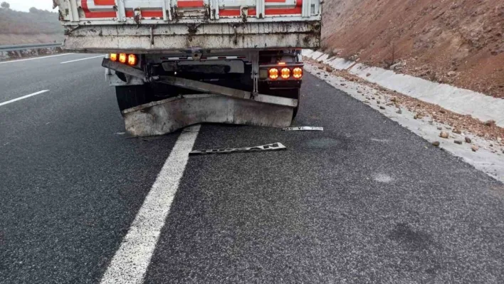 Otoyolda otomobil kamyona arkadan çarparak yandı 1 yaralı