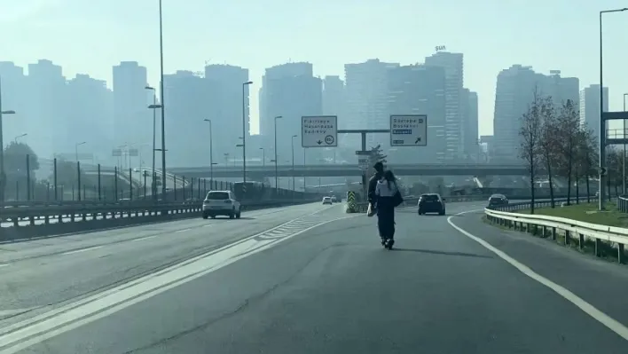Otoyolda scooter ile tehlikeli yolculuk kamerada