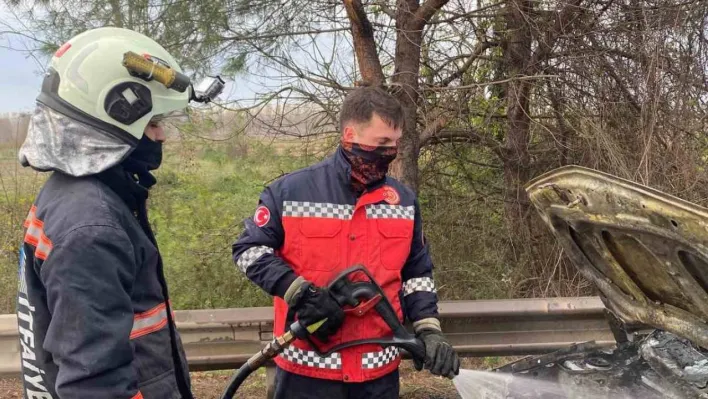 Otoyolda seyir halinde alev alan otomobil kullanılamaz hale geldi