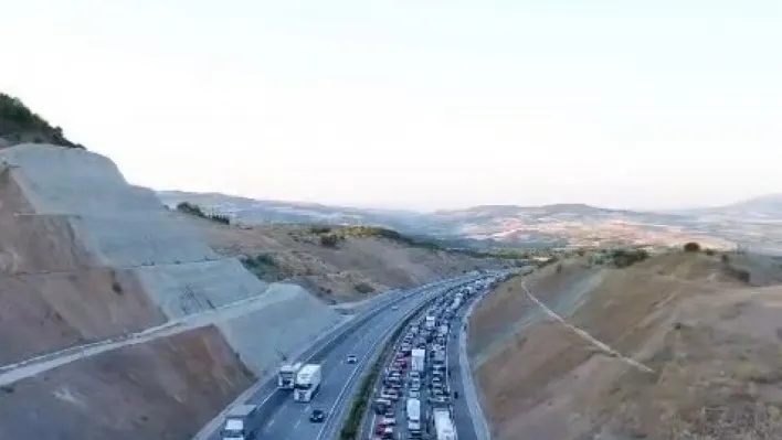 Otoyolda tır ile akaryakıt tankeri çarpıştı: 1 yaralı