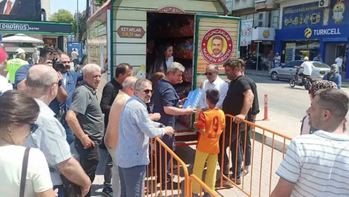 Oyuncakçı Amca, çocukların yüzünü güldürdü