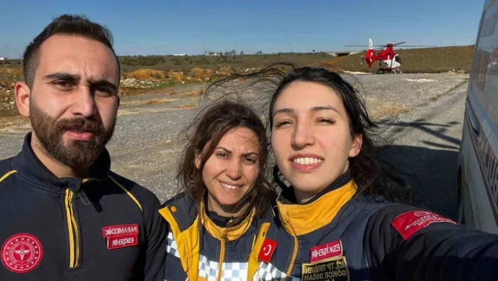 (Özel) 130 saat sonra ailesiyle enkazdan çıktı, ambulanstaki sözleri herkesi ağlattı