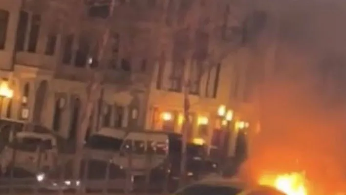 (ÖZEL) Beyoğlu'nda ticari taksinin alev alev yandığı anlar cep telefonu kamerasında