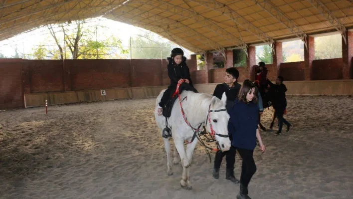 Özel çocuklar, doğayı yürüyüp at binerek sonbaharı tanıdı