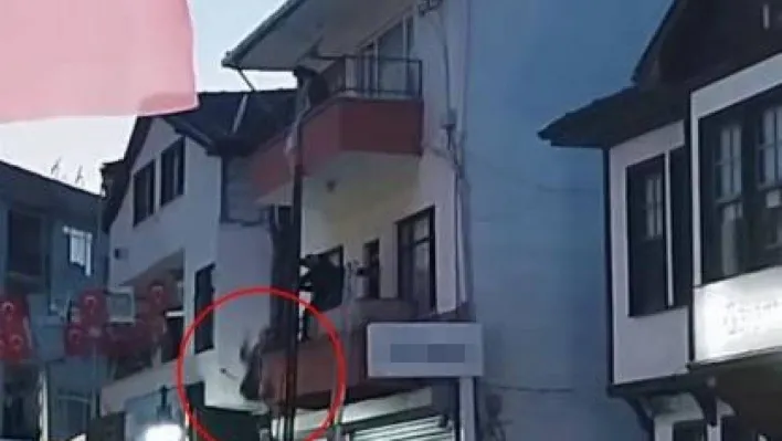 Özel gereksinimli kadın balkondan düştü: Korku dolu anlar kamerada