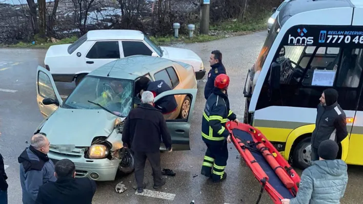 Özel halk minibüsü ile otomobil çarpıştı: 1 yaralı