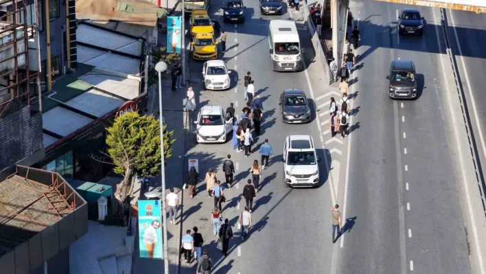 Özel Halk Otobüsleri kontak kapattı: Metrobüslerde yaşanan yoğunluk havadan görüntülendi