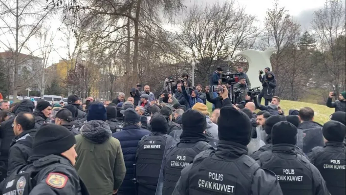 Özel sektörde çalışan öğretmenler, özlük haklarının iyileştirilmesini talep etmek için TBMM'nin Çankaya Kapısına yürüdü