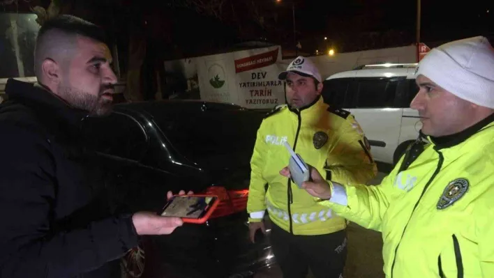 (Özel) Uygulama noktasından kaçtı çıkmaz sokakta yakalandı, ehliyetine el konuldu