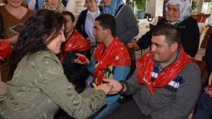 Özel gençlere kına yakıldı