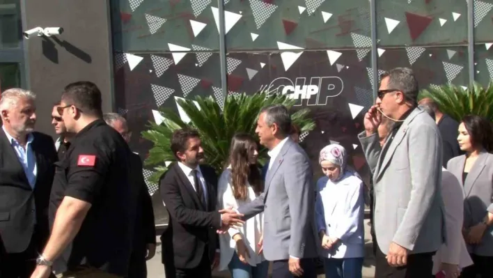 Özgür Özel CHP'nin Sarıyer'de bulunan parti binasına geldi