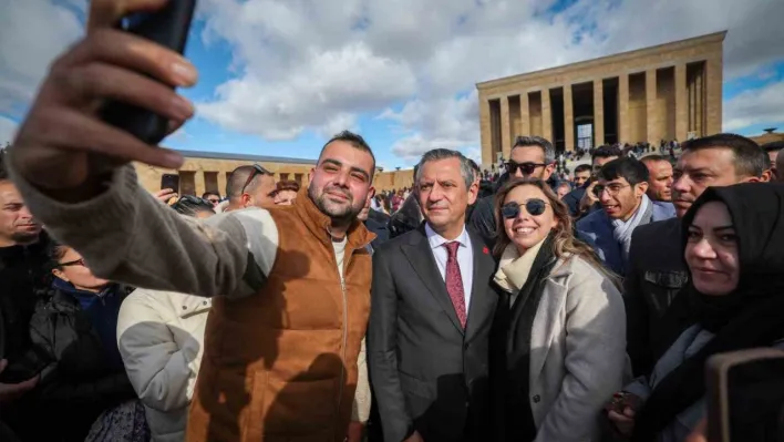 Özgür Özel, Öğretmenlerle birlikte Anıtkabir'i ziyaret etti