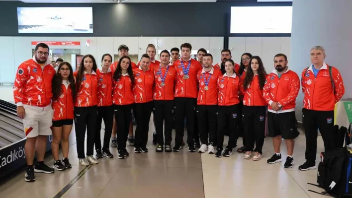 Paletli Yüzme Büyükler Milli Takımı, yurda döndü