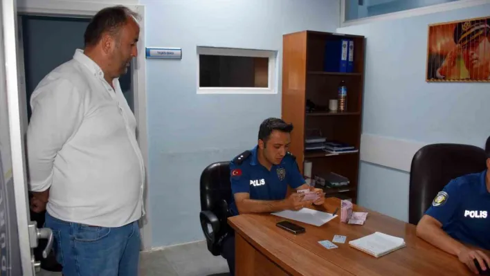 Para yatırmak için gittiği bankamatikte binlerce lira para buldu