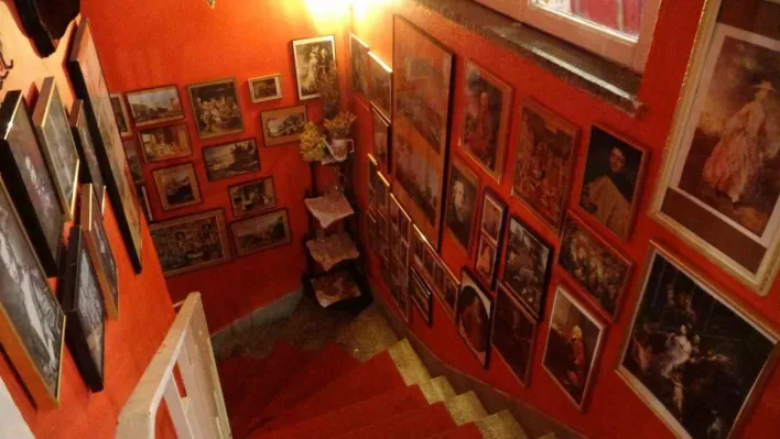 Paris'ten Bursa'ya uzanan antika hikayesi: Kolilerde bekleyen eşyalarla müze gibi kafe kurdu