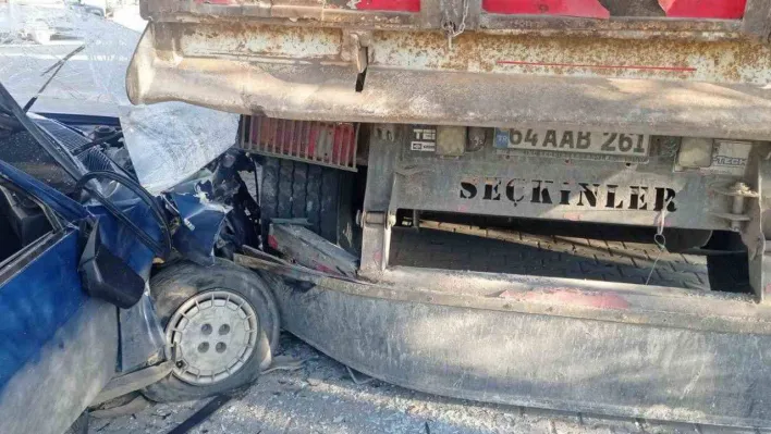 Park halindeki kamyona çarpan otomobildeki yolcu öldü