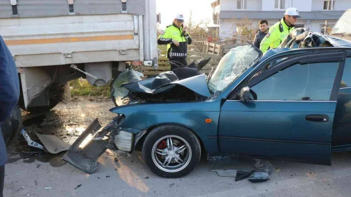 Park halindeki kamyona ok gibi saplandı: 1 ölü, 1 ağır yaralı