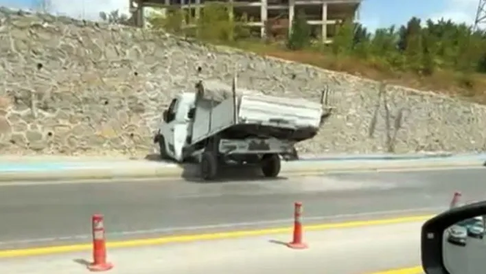 Park halindeki kamyonet istinat duvarından caddeye düştü