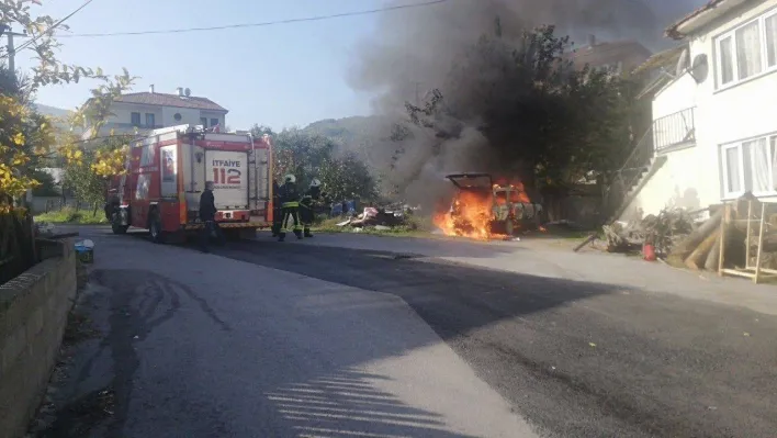 Park halindeki otomobil alev alev yandı