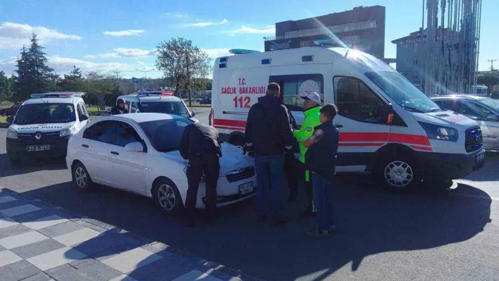 Park halindeki tıra çarpan motosikletlinin yaralandığı kaza kamerada