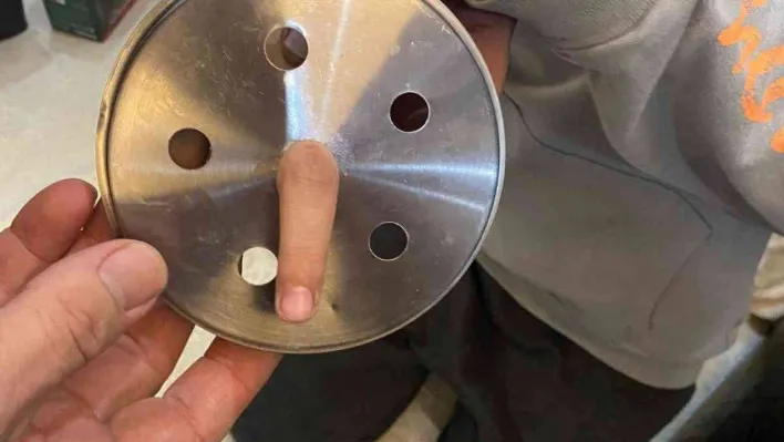 Parmağı mutfak aletine sıkışan çocuğu itfaiye kurtardı