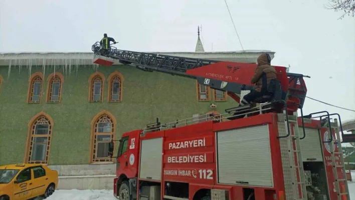 Pazaryeri itfaiyesinden buz mesaisi