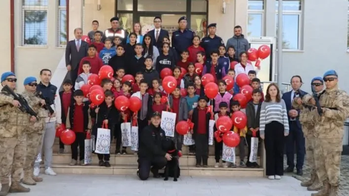 Pazaryeri'nde minik öğrenciler jandarma etkinlikleri ve köpek gösterileriyle tanıştı