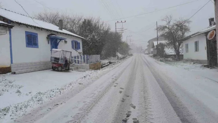 Pazaryeri'nin köylerde kar yağışı etkili oldu