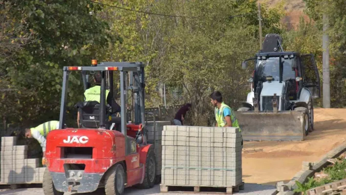 Pelitözü'nde cadde ve sokaklar kilit parke çalışmalarıyla güzelleşiyor