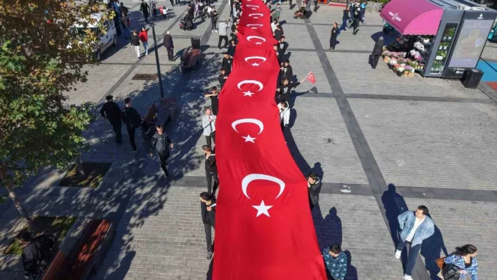 Pendik'te 102 metrelik Türk bayrağıyla Cumhuriyet kutlaması havadan görüntülendi