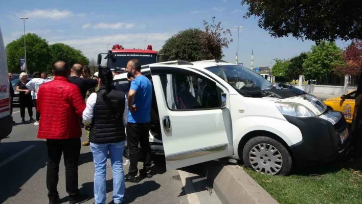 Pendik'te 2 araç çarpıştı: 1'i bebek 4 yaralı